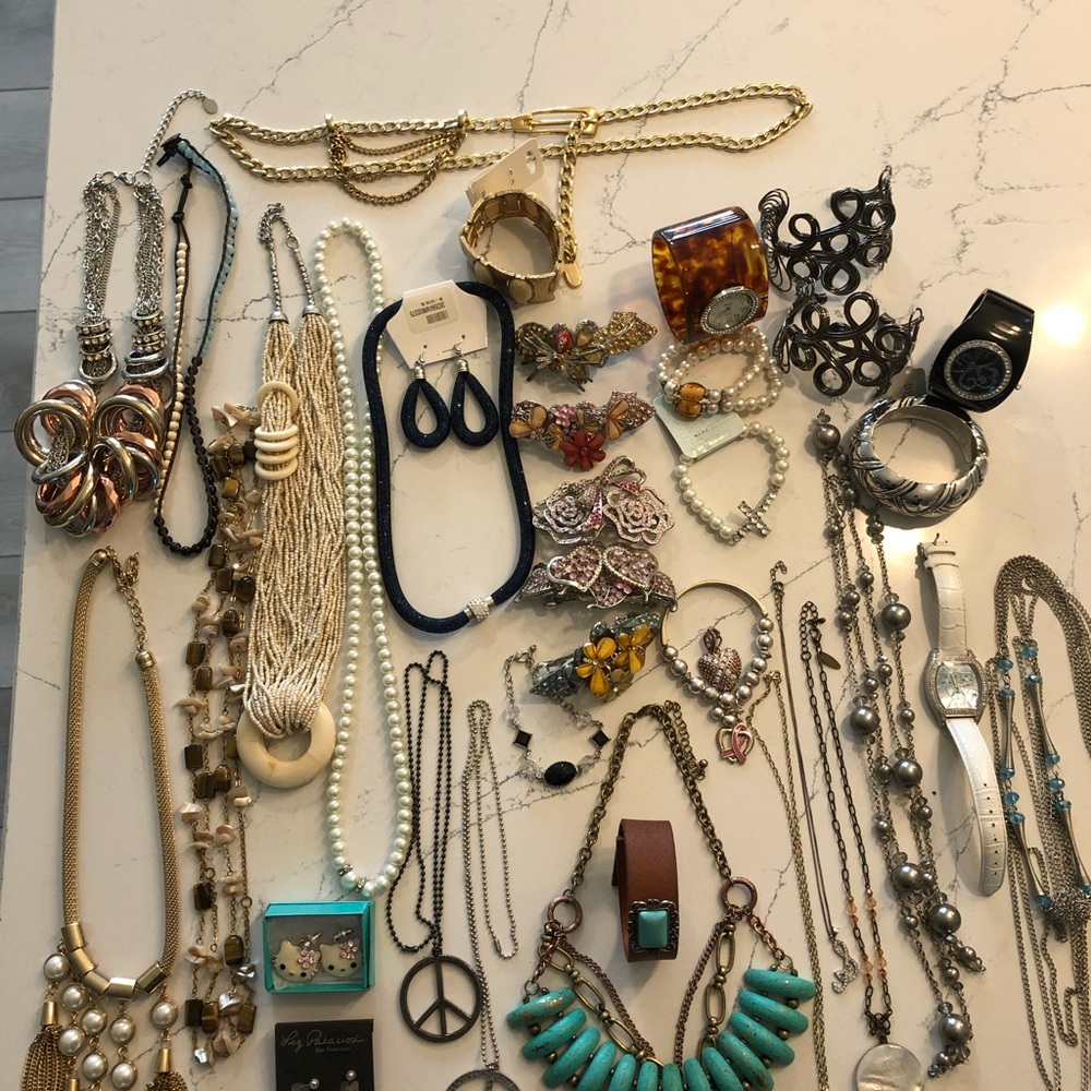 35 pc. Collection new fashion jewelry.